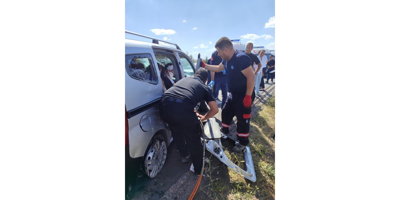 Nevşehir’de otomobil ile hafif ticari araç çarpıştı: 11 yaralı