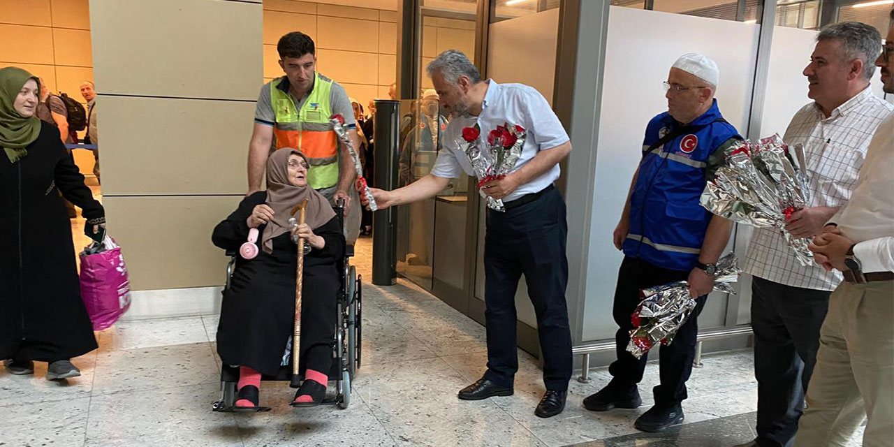 Rize'de hacılar güllerle karşılandı