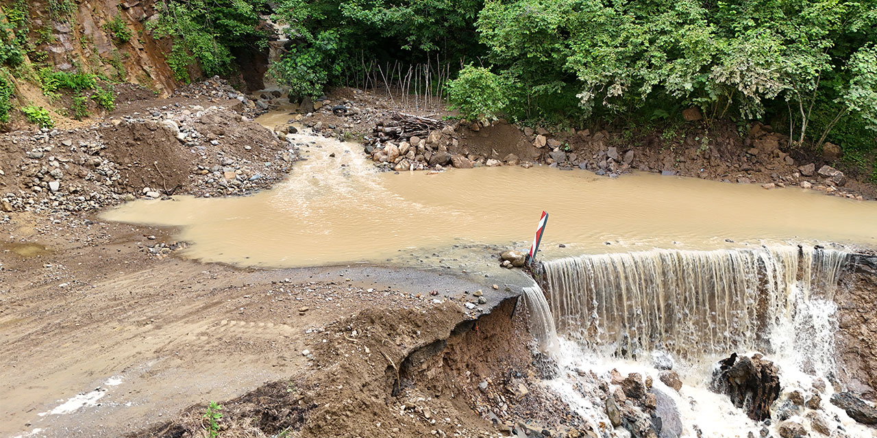 Trabzon'da Sağanak; 5 Mahalle Yolu Ulaşıma Kapandı