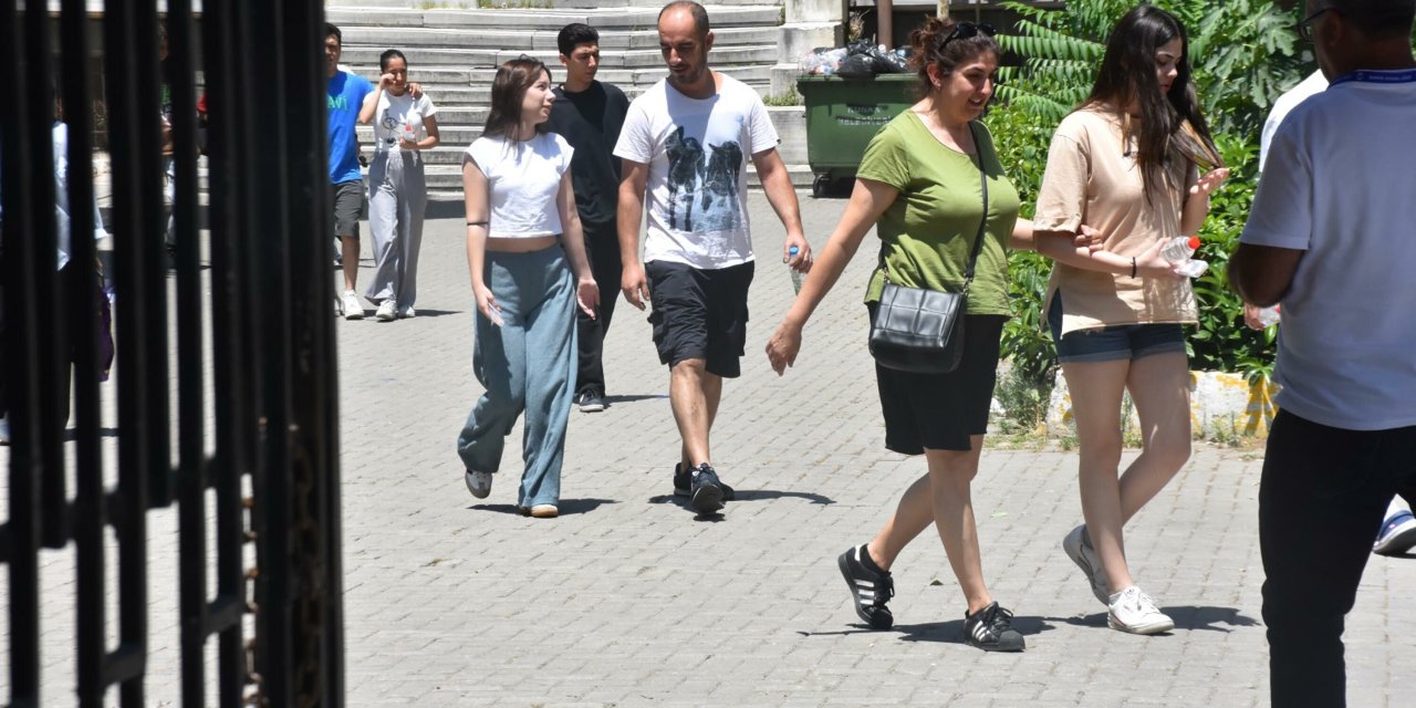 İzmir'de YKS heyecanı; sınavdan çıkan öğrenciler soruları yorumladı (2)
