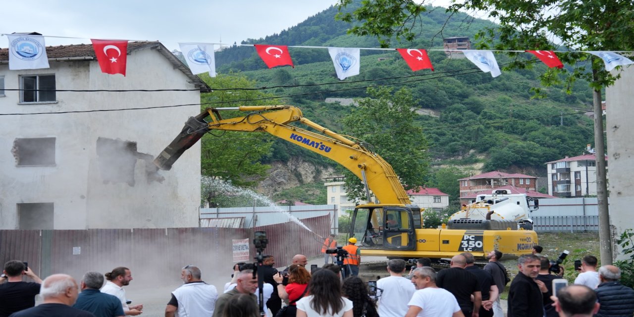 Çağlayan Kentsel Dönüşüm Projesi Hızla İlerliyor, Vatandaşın Yüzü Gülüyor