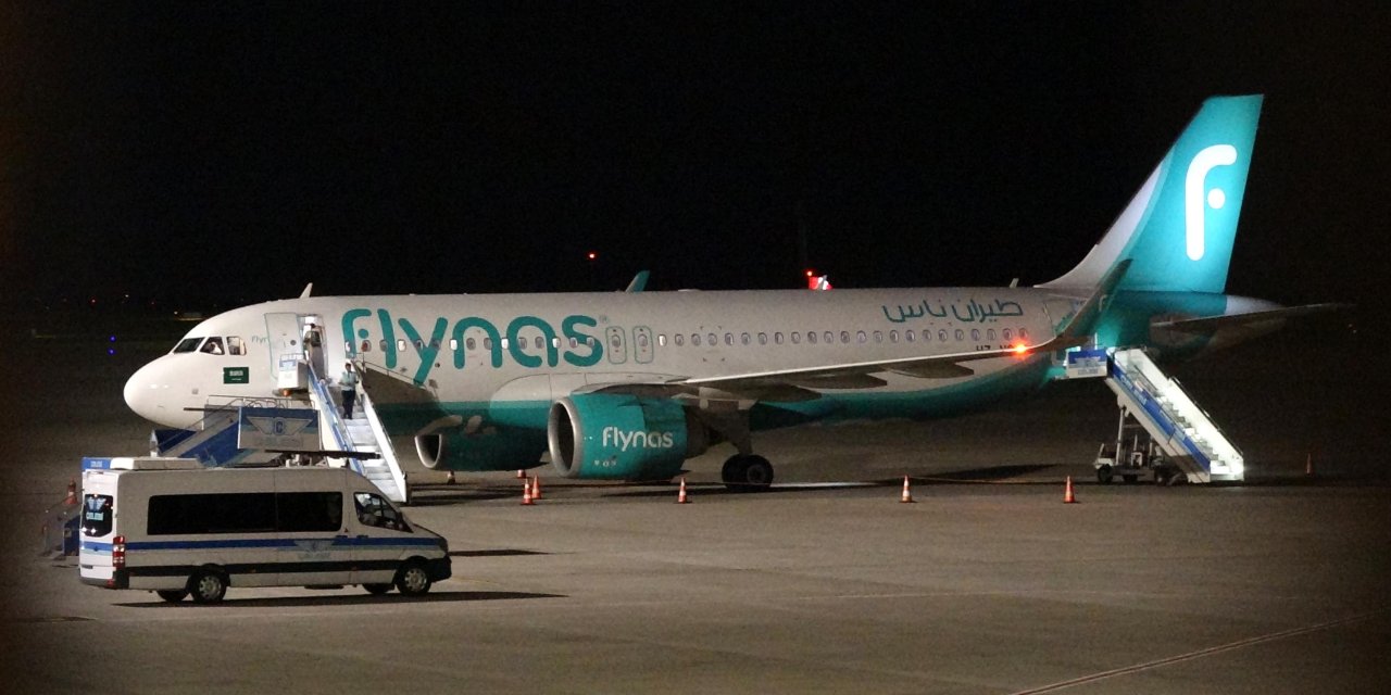 Trabzon- Cidde Seferi İçin Havalanan Uçak, Motorundan Alev Uzayınca Geri Döndü; O Anlar Kamerada