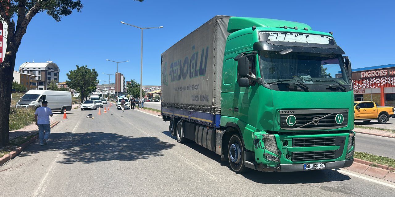 TIR'ın çarptığı yaya ağır yaralandı; kaza kamerada