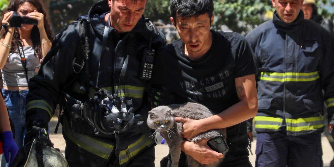 Yangında mahsur kaldığı evde kedisini bir an bile bırakmadı