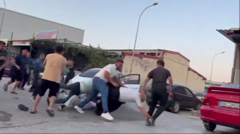 Kaza yapan 2 grubun tekmeli yumruklu kavgasını polis ayırdı; 4 gözaltı