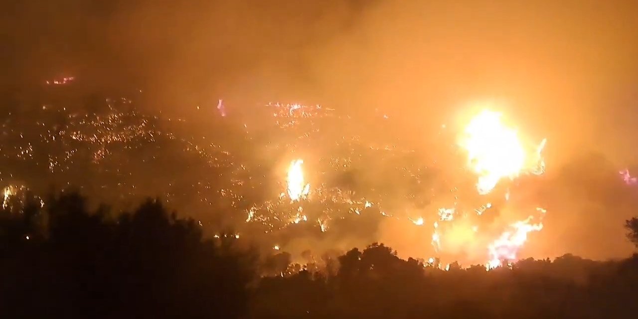 Sakız Adası’nda orman yangını nedeniyle çok sayıda köy tahliye edildi