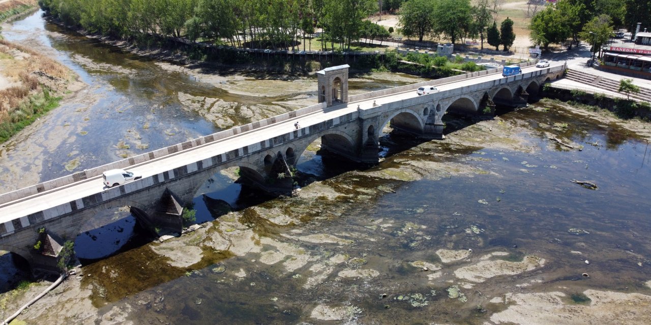 Tunca Nehri Kuruyor; Kum Adacıkları Ortaya Çıktı