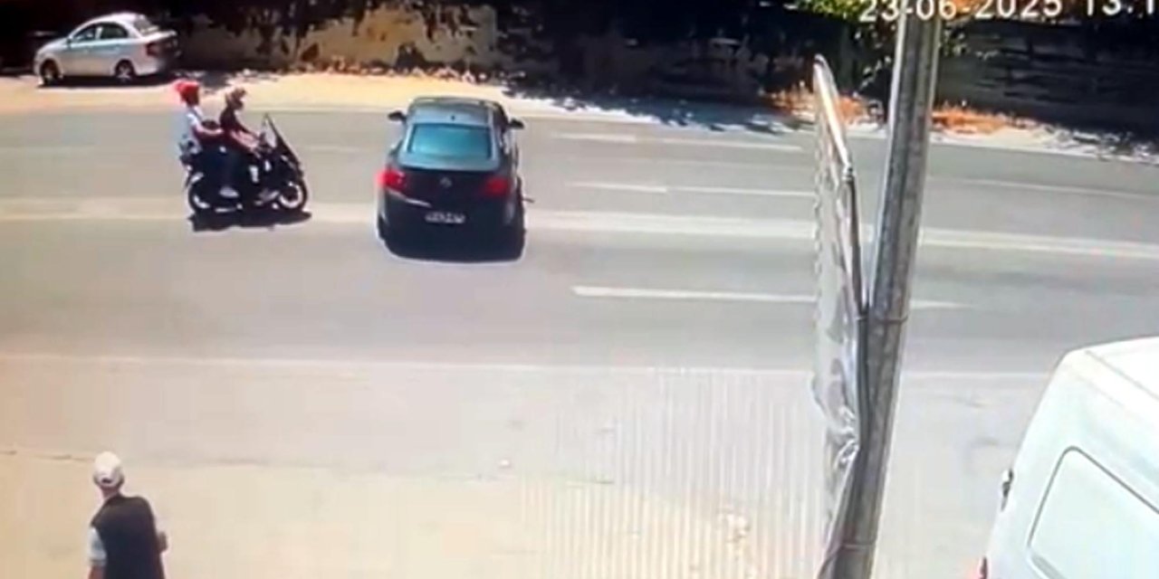 Motosiklet ile otomobil çarpıştı, 2 yaralı; kaza kamerada