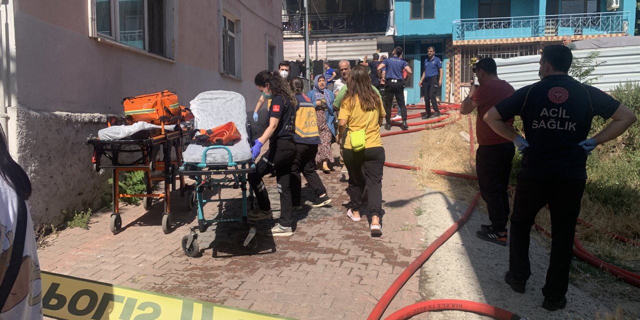 Kocaeli'de apartman yangını; mahsur kaldılar