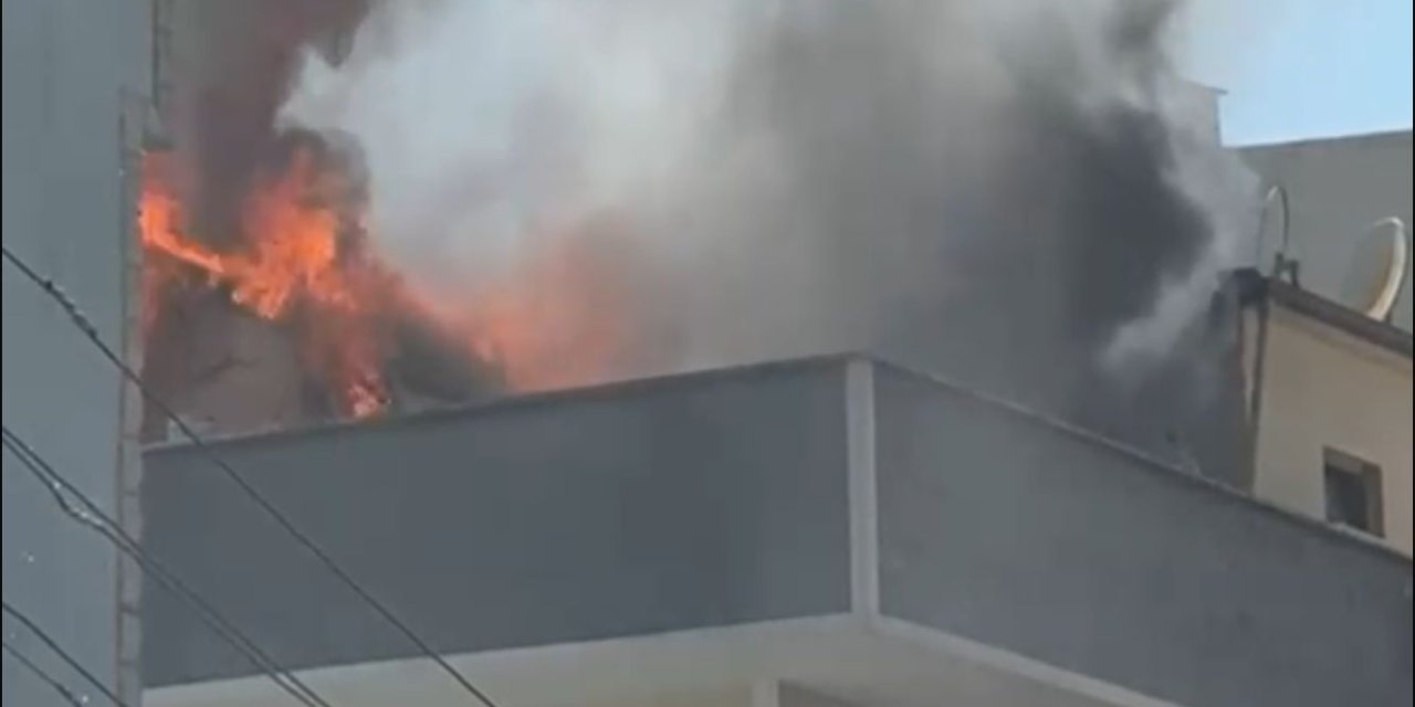 Gebze'de, apartmanın çatısında çıkan yangın korkuttu