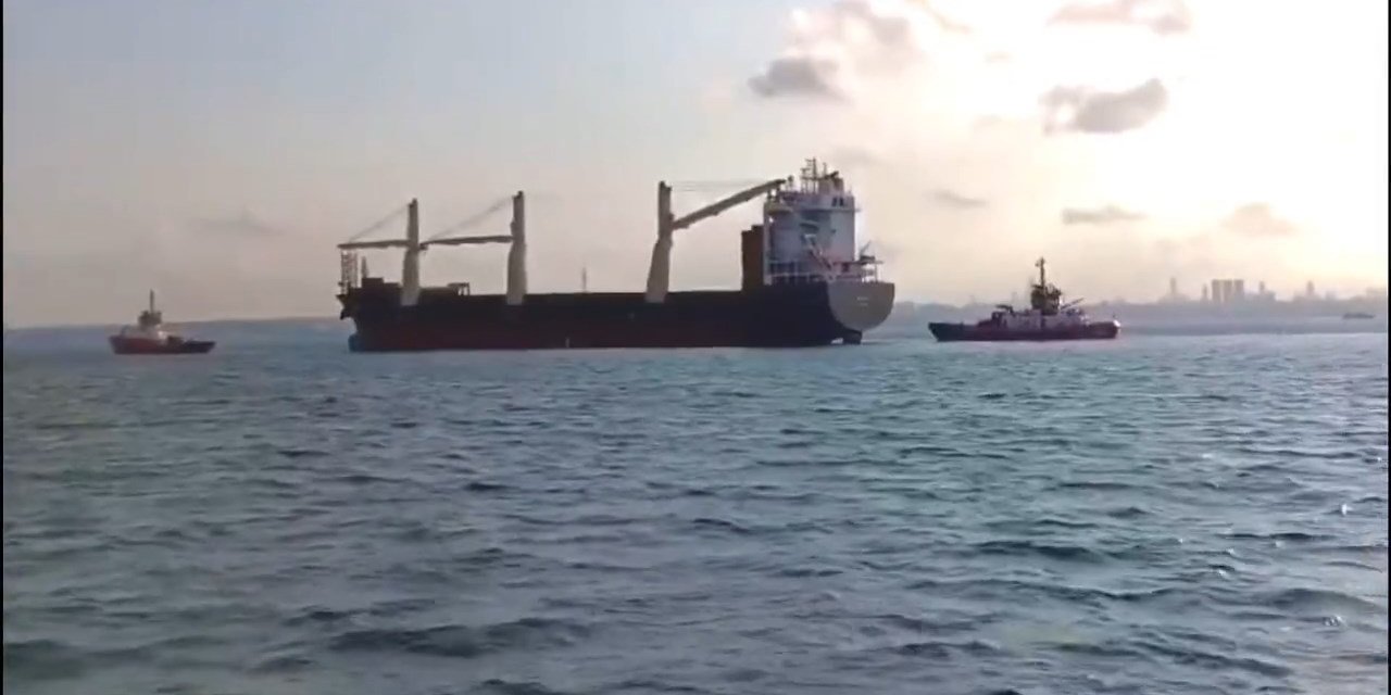 Arızalanan Kargo Gemisi Ahırkapı'ya Demirletildi