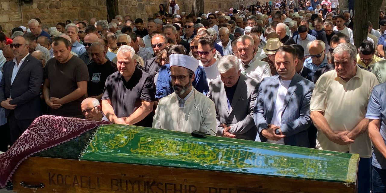 Ağaca Çarpan Otomobilin Sürücüsünün Tedavisi Sürüyor, Ölen Eşi Toprağa Verildi