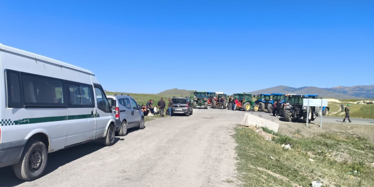 Kars'ta Su Sıkıntısı Yaşayan Köylüler, Yol Kapatıp Eylem Yaptı