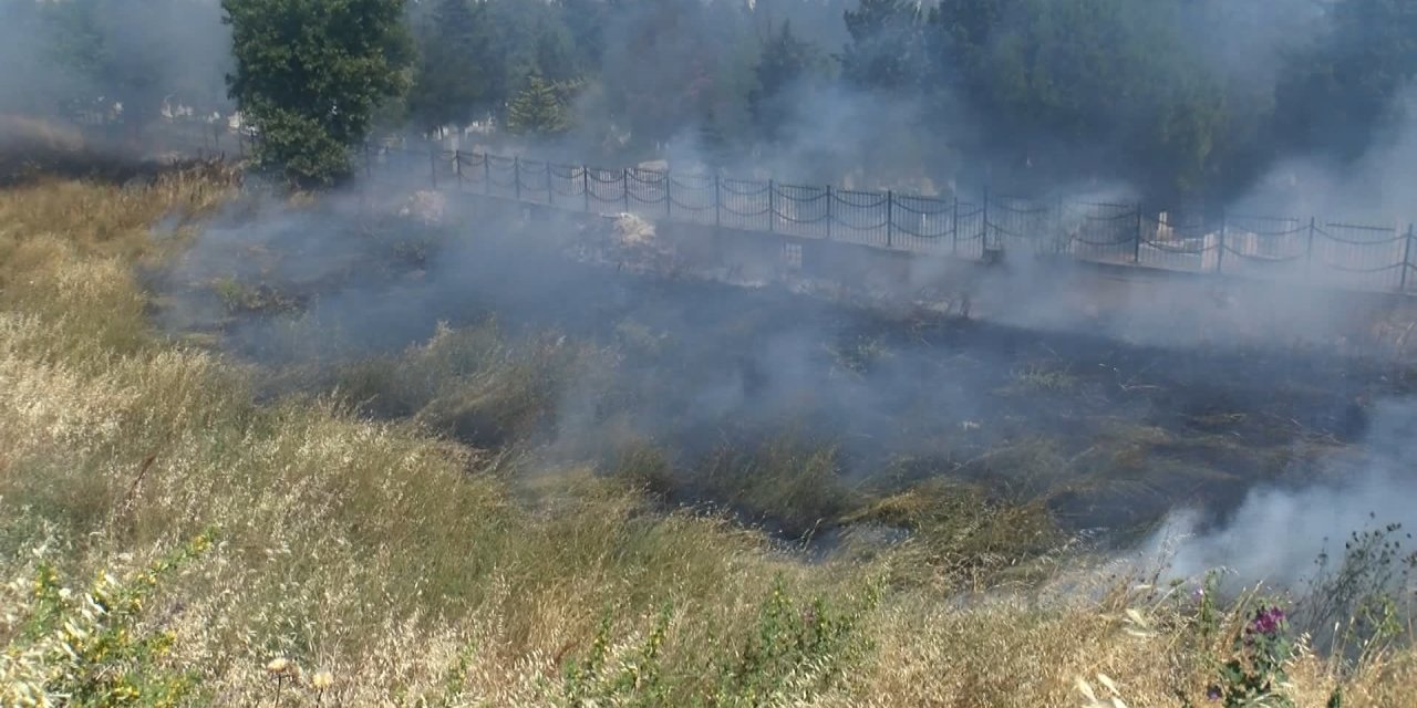 İstanbul- Küçükçekmece'de otluk alanda çıkan yangın söndürüldü