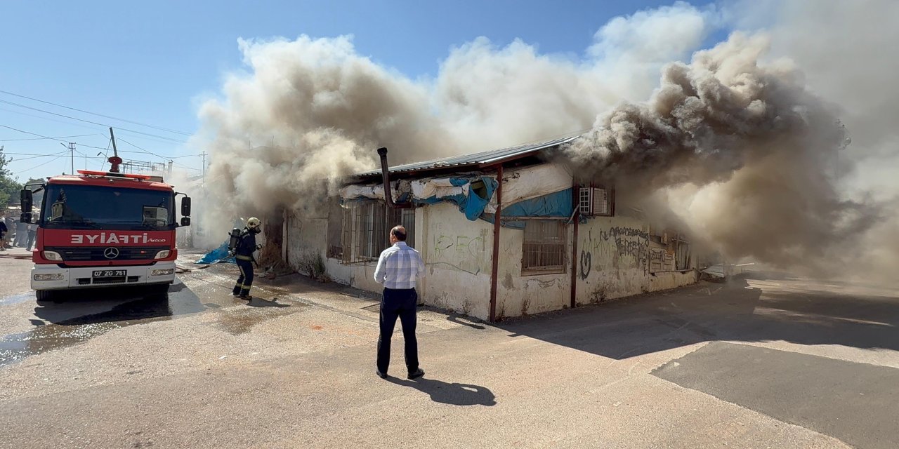 Yangında 2 gecekondu küle döndü