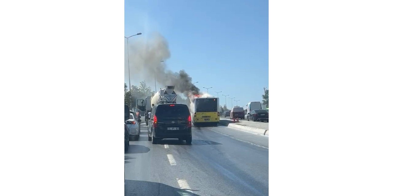 İstanbul - Sultangazi'de İETT otobüsünün motorunda yangın çıktı