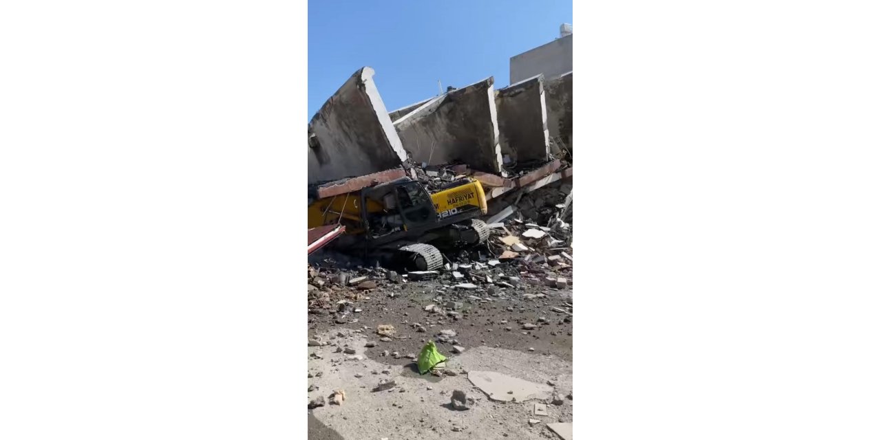 Hatay'da yıkım sırasında 7 katlı bina, iş makinesinin üzerine devrildi