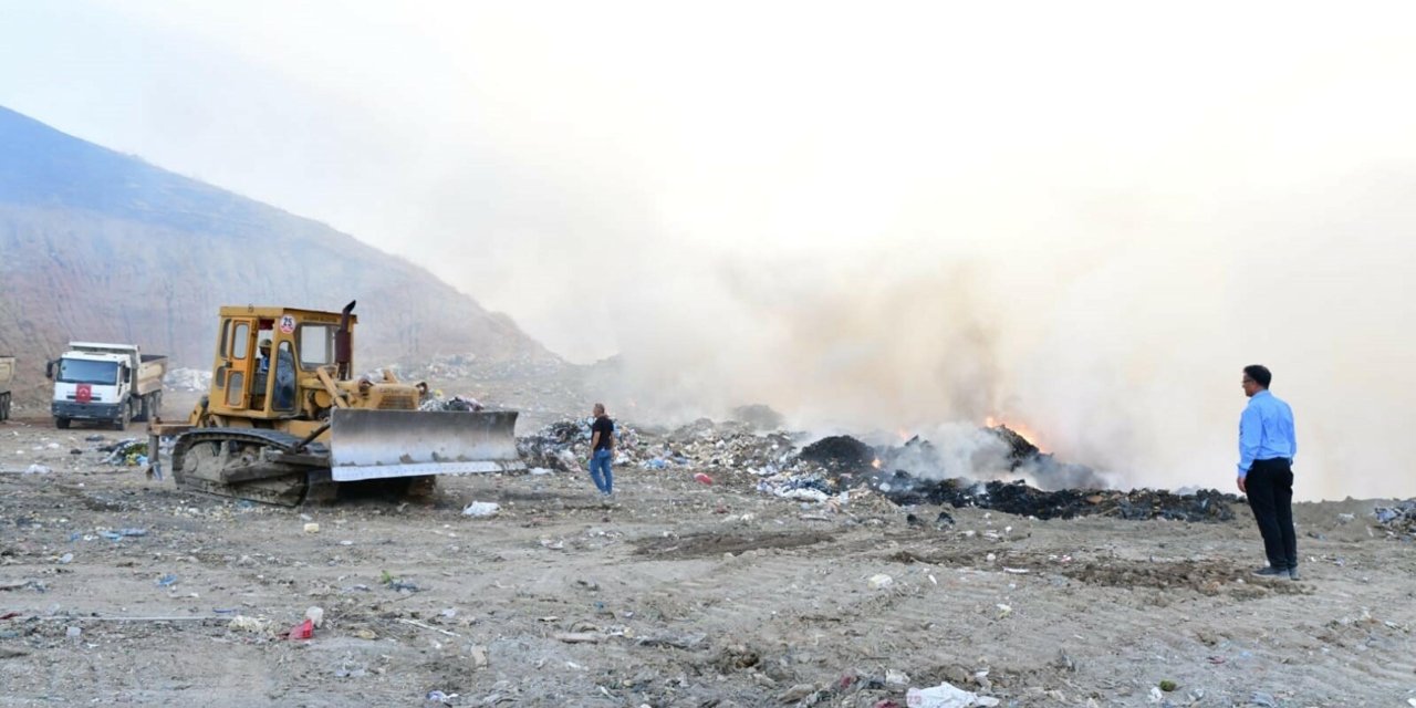 Manisa'da eski çöp depolama alanında yangın: 1 itfaiye eri dumandan etkilendi