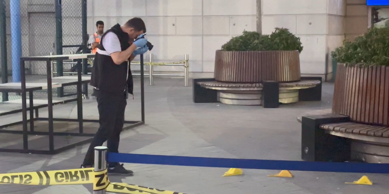 İstanbul - Başakşehir’de AVM önünde silahlı saldırıya uğrayan kişi yaralandı