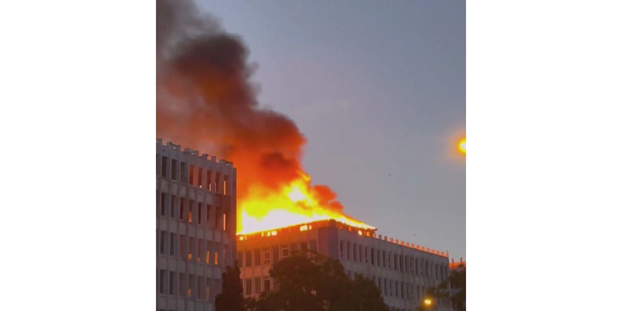 İstanbul - Kartal’da metruk binanın çatısındaki yangın söndürüldü