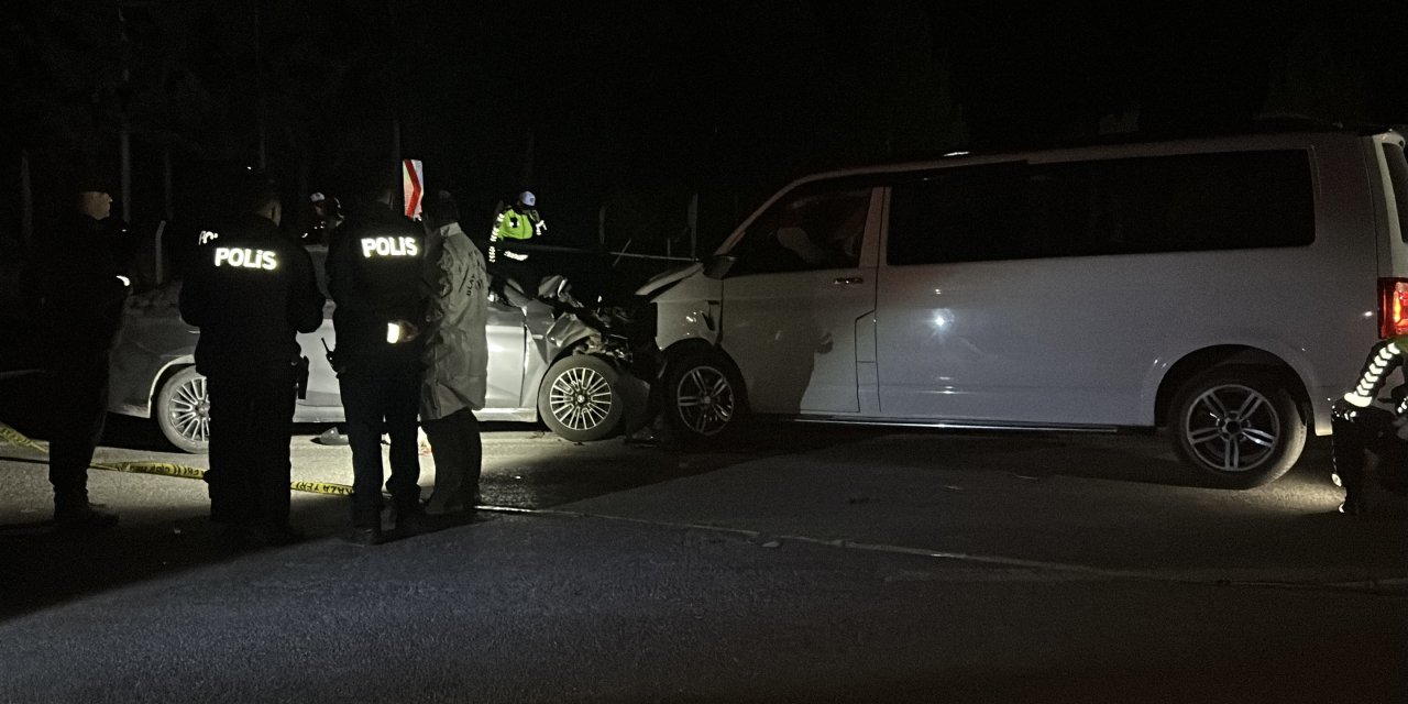 Ters şeride giren minibüs, otomobille çarpıştı: 1 ölü, 8 yaralı