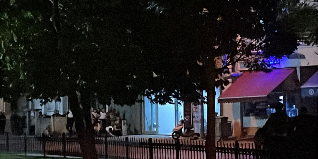 Yakalama kararı bulunan şüpheli, polise ateş açıp iş yerine saklandı; Müzakereci polis 6 saat sonra ikna etti