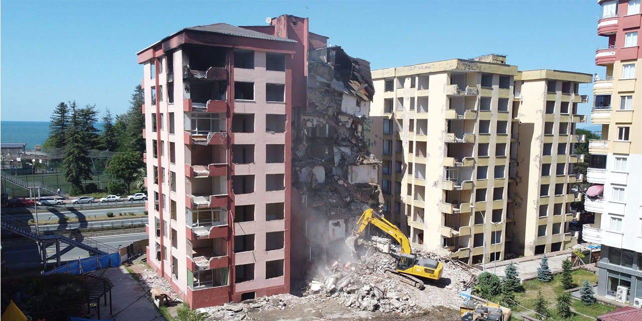 Rize'de  'oturulamaz' raporu verilen 8 katlı 2 binada yıkım başladı
