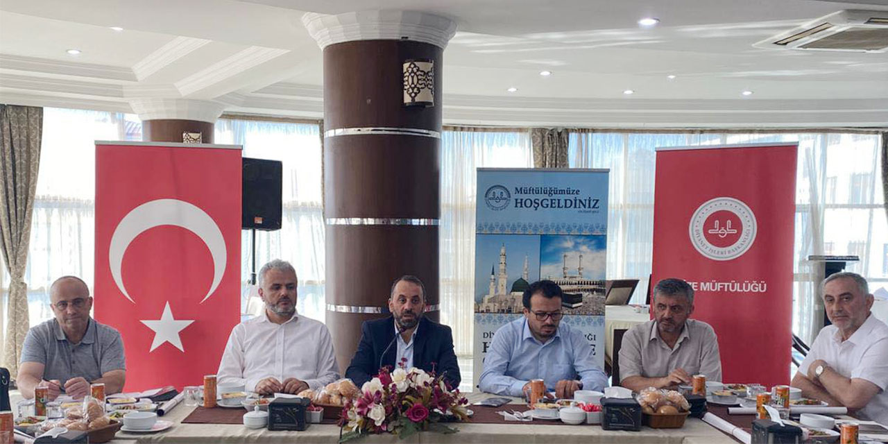 Rize’de Umre organizasyonlarında görev alan personelle istişare toplantısı gerçekleştirildi