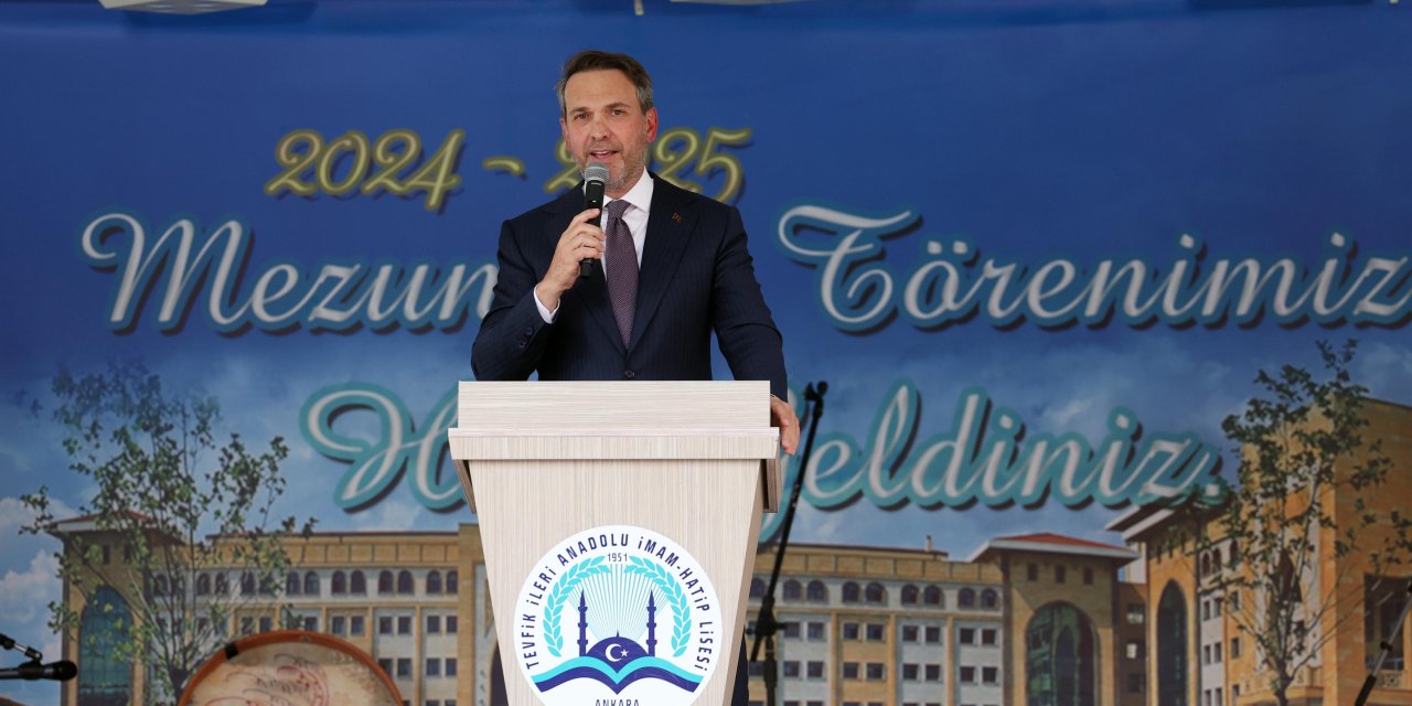 Bakan Bayraktar, liselilerin mezuniyet törenine katıldı