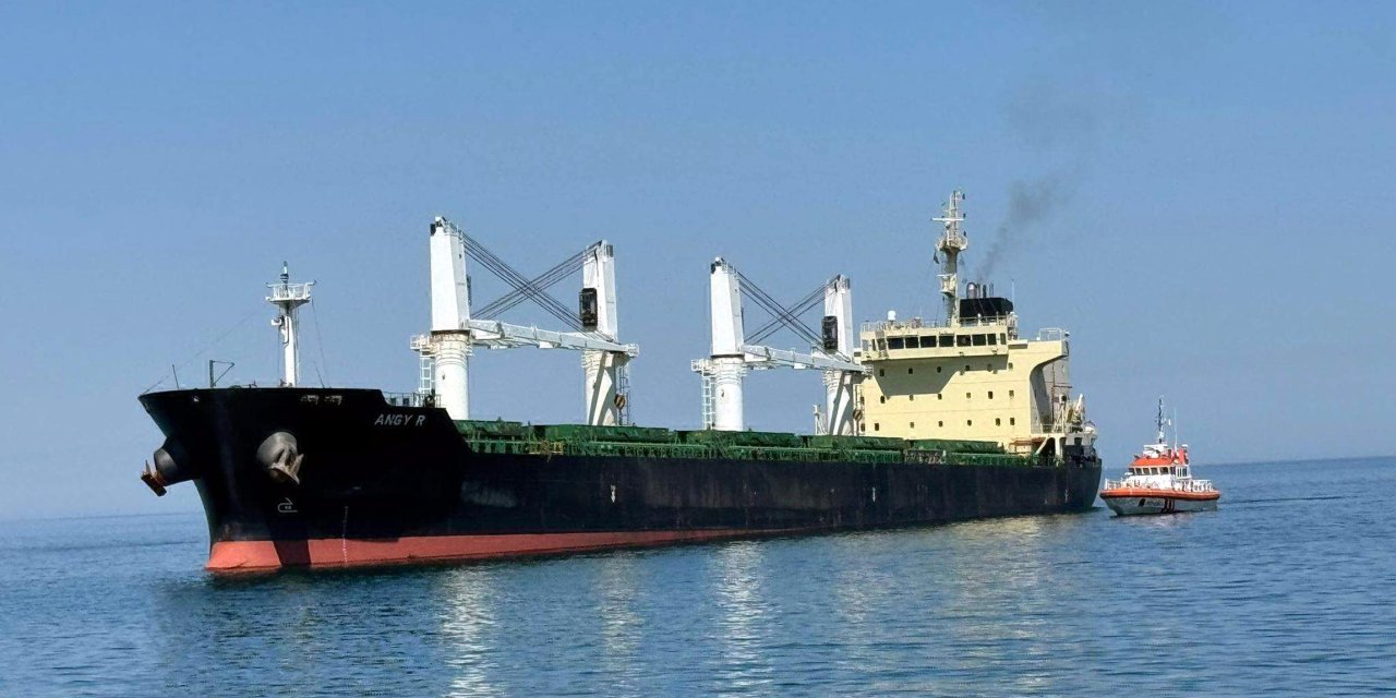 Tekirdağ'da karaya oturan kuru yük gemisinde inceleme yapıldı