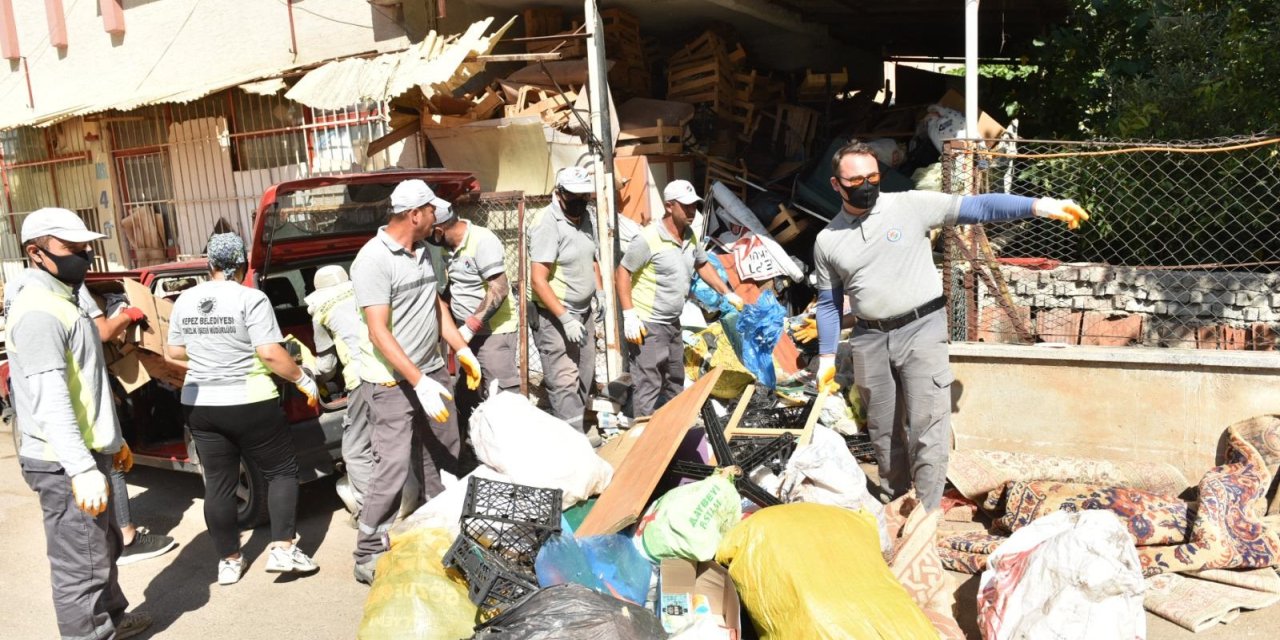 6 katlı binadan bu kez 20 kamyon çöp çıktı