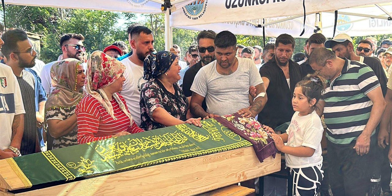 5 Kişinin Öldüğü Kazada Otomobil Sürücüsü Tabutları Öpüp, 'Hakkınızı Helal Edin' Dedi