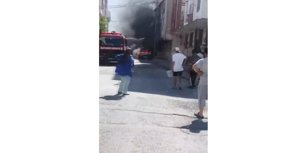 İstanbul - Arnavutköy'de park halindeki araç alev alev yandı; yangın bitişikteki binaya sıçradı