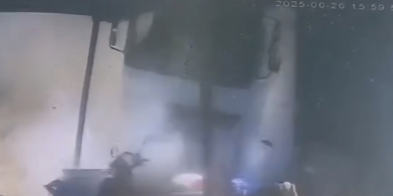 Hafriyat kamyonunun iş yerlerine çarptığı kaza kamerada