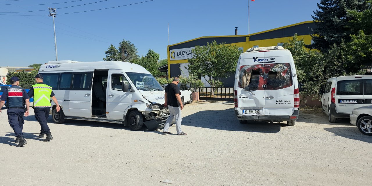İşçi servis minibüsleri çarpıştı; 8 yaralı