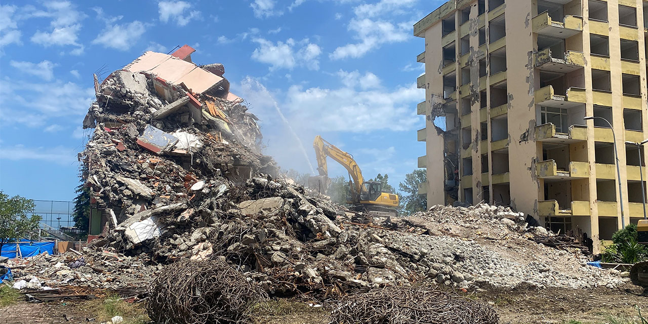 Rize'de  'Oturulamaz' raporu verilen binalarda yıkım çalışmaları 3'üncü gününde