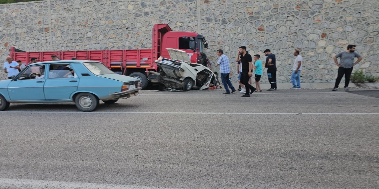 Osmaniye'de TIR ile otomobil çarpıştı; 1 ölü
