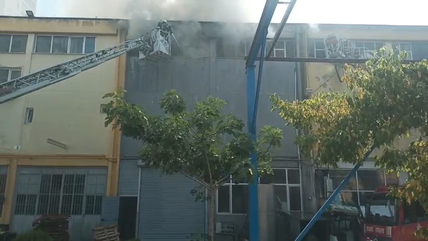 Esenyurt'ta bebek bezi fabrikasında çıkan yangın söndürüldü; 1 itfaiye eri yaralandı