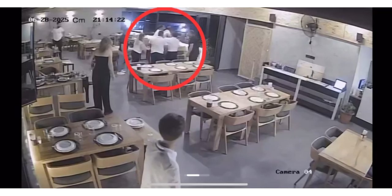 Adana'da Restoran Sahibinin, Müşteriyi Heimlich Manevrasıyla Kurtardığı Anlar Kamerada