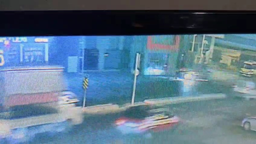 İstanbul - Avcılar'da hafif ticari aracın direğe çarptığı anlar kamerada; 3 yaralı