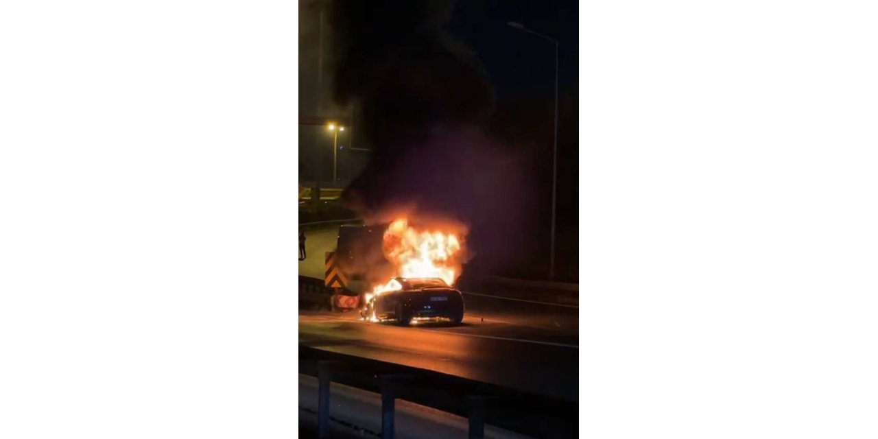 Bahçelievler’de alev alev yanan otomobil kullanılamaz hale geldi