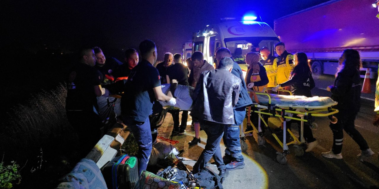 Anadolu Otoyolunda TIR, minibüse çarptı: 7 yaralı
