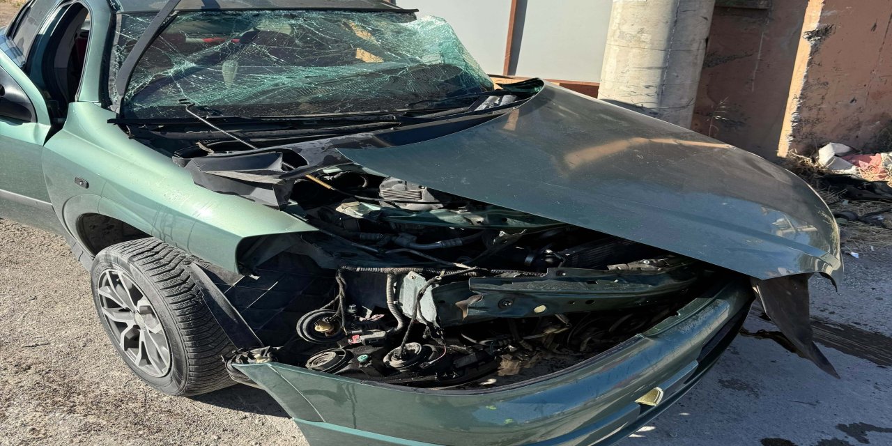 Elektrik direğine çarpan otomobilin sürücüsü öldü