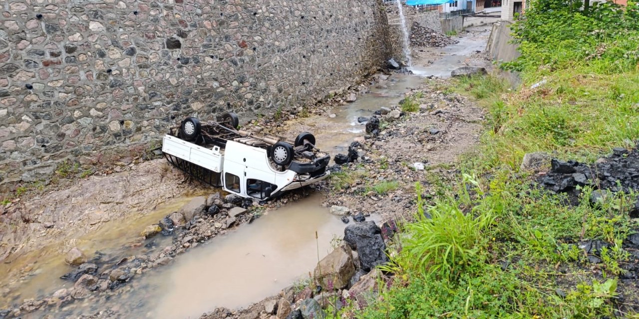 Dereye düşen kamyonet ters döndü; 2 yaralı