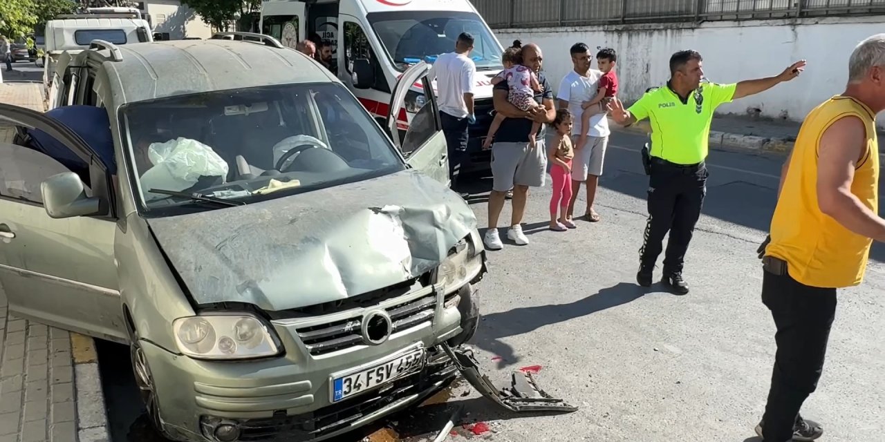Avcılar'da Çocuğu Fenalaşınca Aracı Park Etti, Hafif Ticari Araç Çarptı: 4 Yaralı