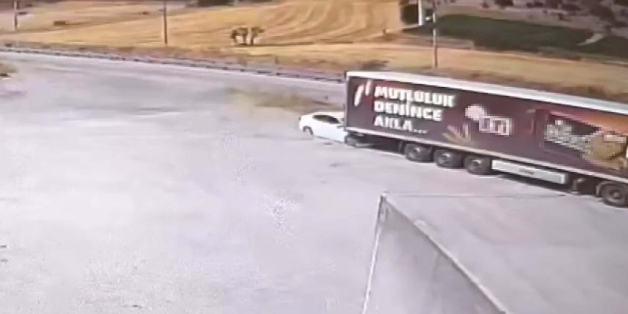 TIR'a çarpan otomobildeki baba ve 3 çocuğu öldü