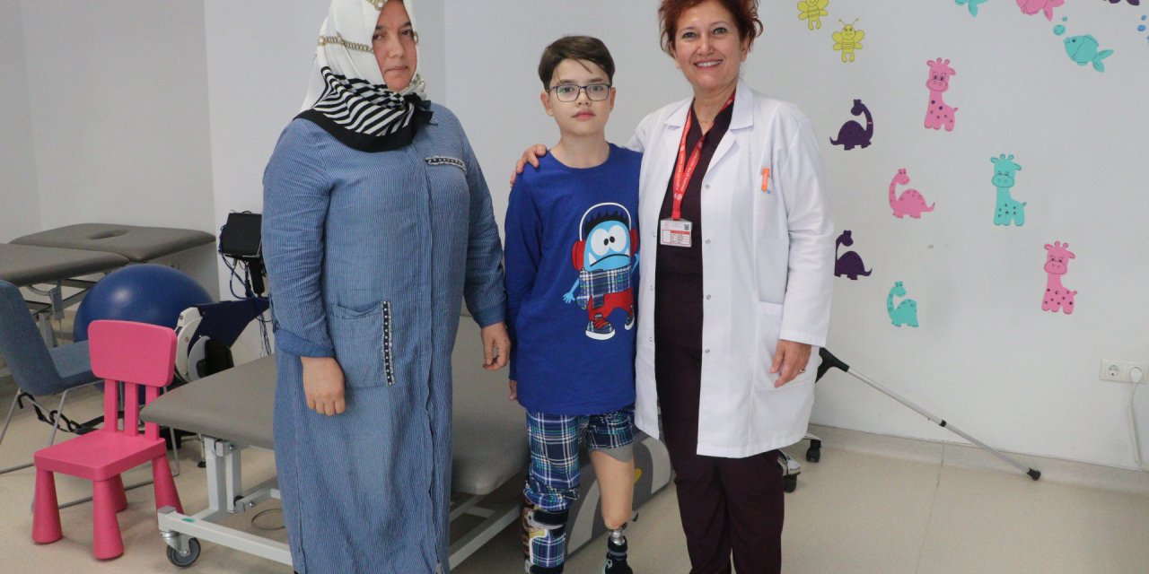 Depremde Bacağını Kaybeden Enes, Protezle Ayağa Kalktı