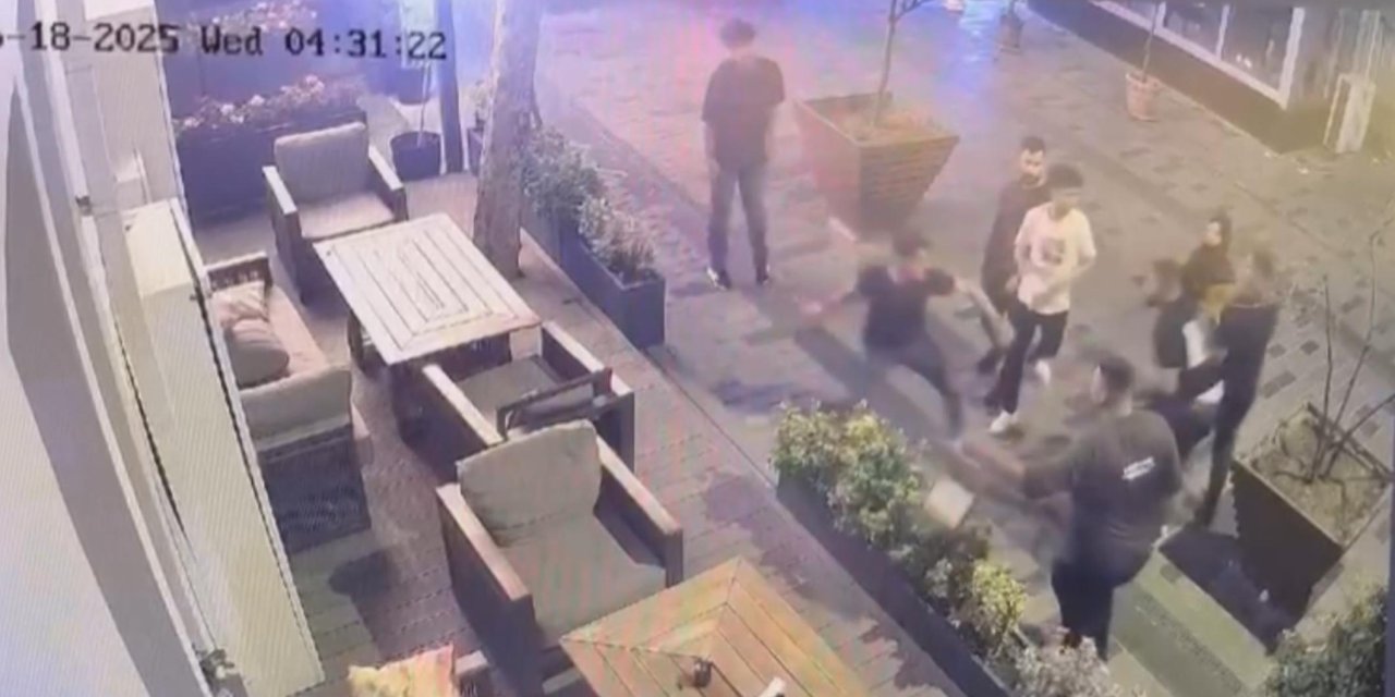 İstanbul - Taksim'de taciz iddiasına maket bıçağıyla saldırı kamerada