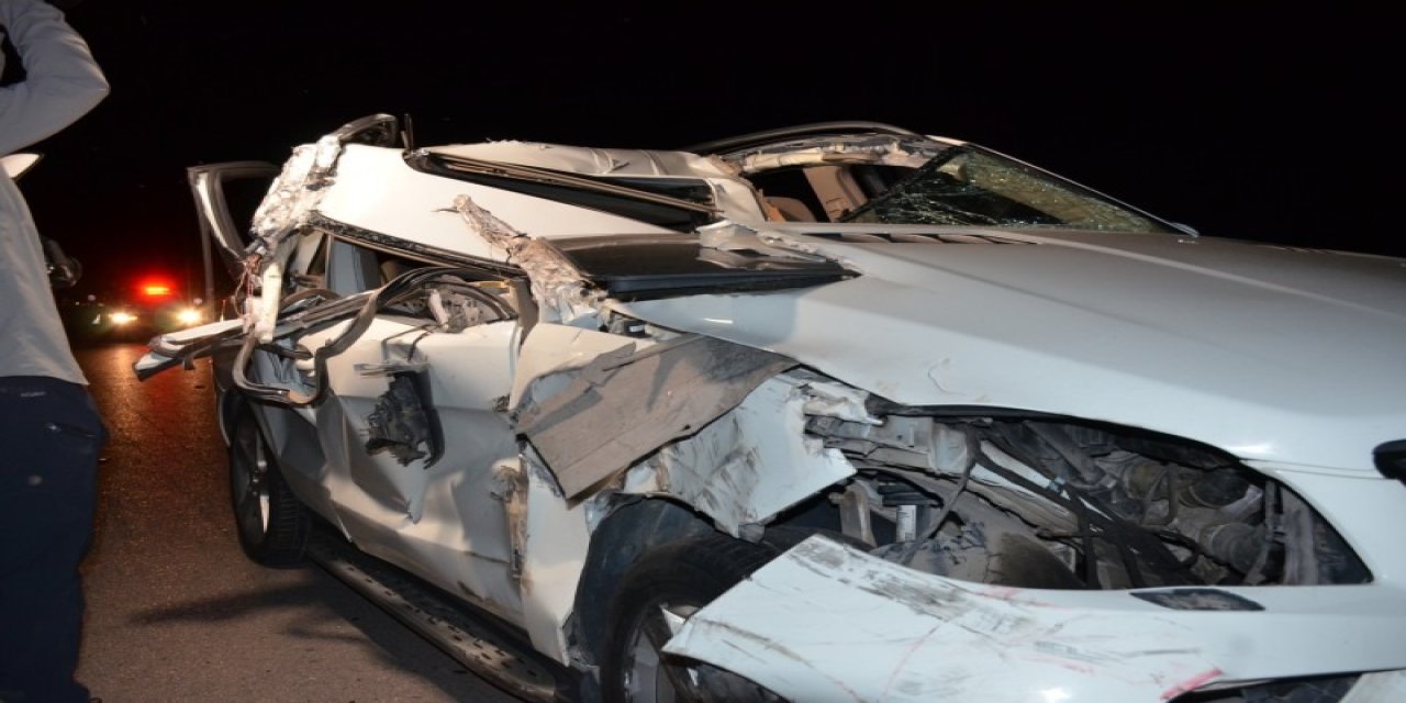 Hafif ticari araç ile traktör çarpıştı: 1 ölü, 4 yaralı