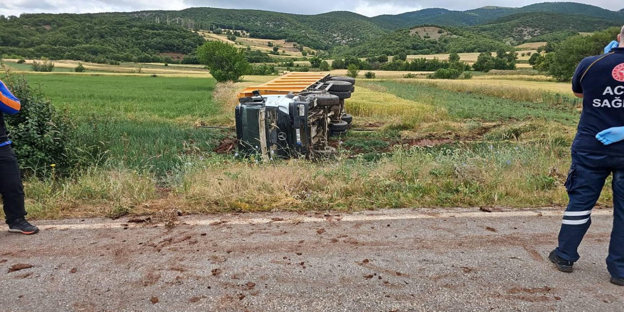 Şarampole devrilen kamyonun şoförü öldü